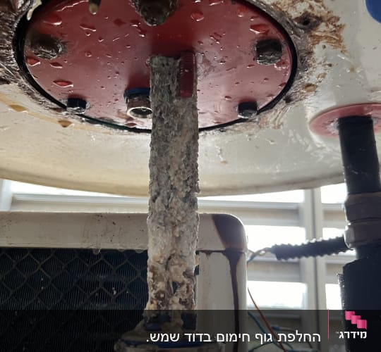 חלק תחתון של דוד שמש עם אבנית על גוף חימום